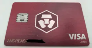 Die rote Visa Karte von Crypto.com - sie sieht cool aus, sie ist aus Metall!